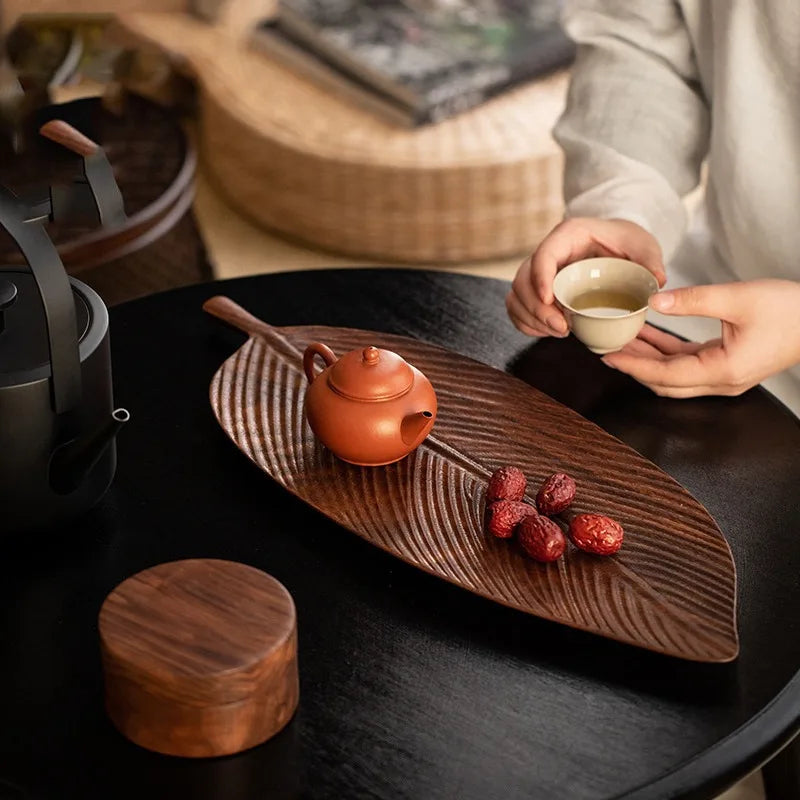 Japanisches Serviertablett aus Massivholz – Walnuss, Blattform, 30 x 12 cm