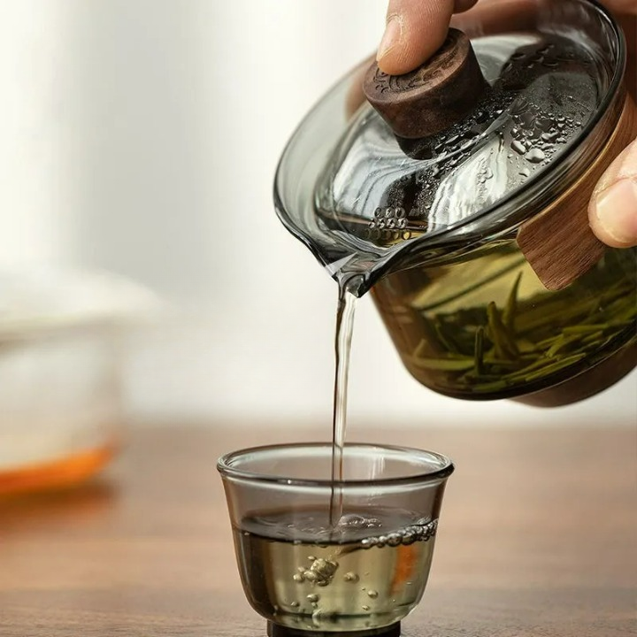 Chinesische Gaiwan Tasse mit Holzisolierung, 200 ml Transparentes und Graues Teeset für unterwegs