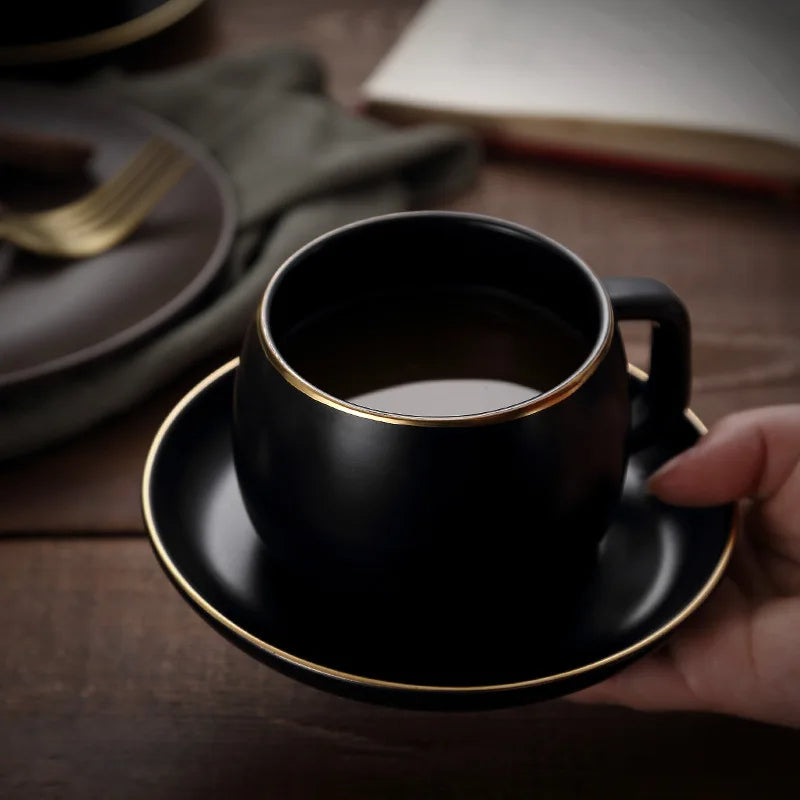 Keramiktasse mit Untertasse – Matt Schwarz, Skandi-Design