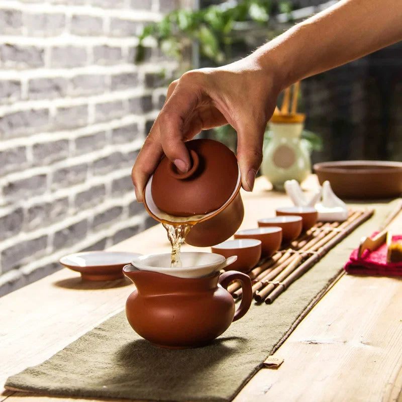 Elegantes Teeset aus Ton mit Deckel und Untertasse, ideal für Teeaufgüsse