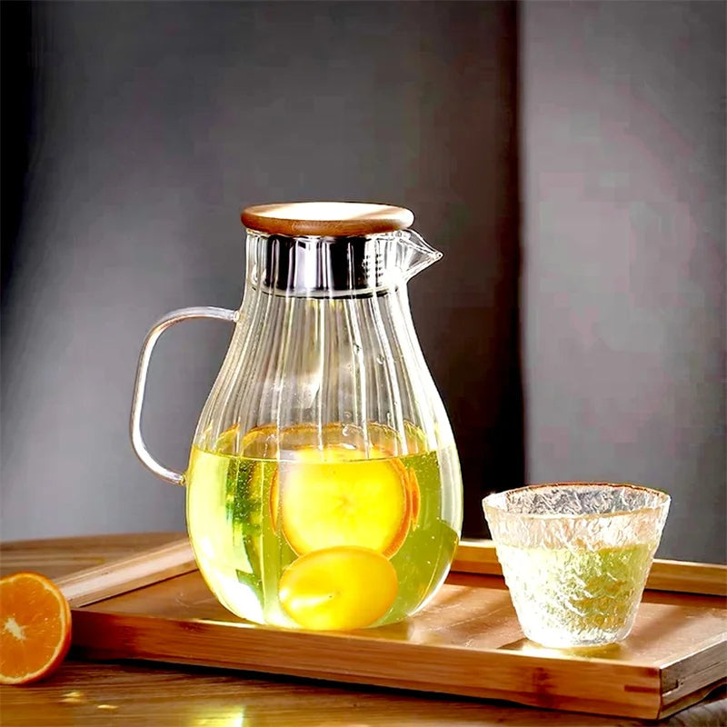 Glaskrug 1,7L – hitzebeständig, aus borosilikatglas, mit vertikalen streifen, für wasser, saft und tee