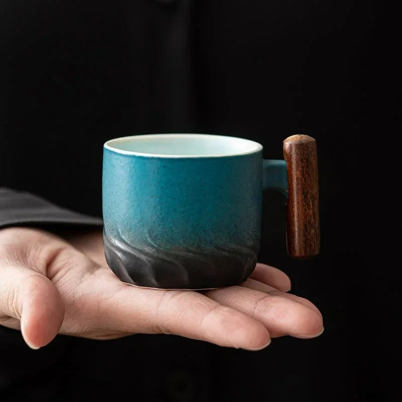 Keramiktasse mit Holzgriff – Handbemalt & Spülmaschinenfest