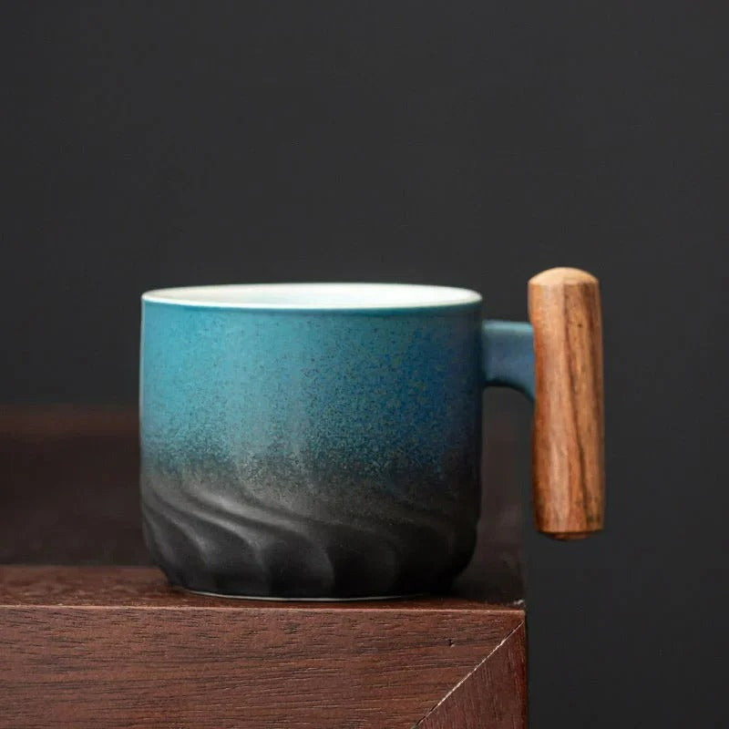 Keramiktasse mit Holzgriff – Handbemalt & Spülmaschinenfest