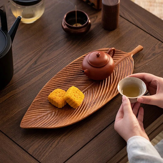 Japanisches Serviertablett aus Massivholz – Walnuss, Blattform, 30 x 12 cm