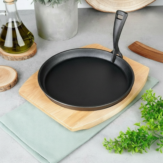 Gusseisenpfanne mit Servierbrett
