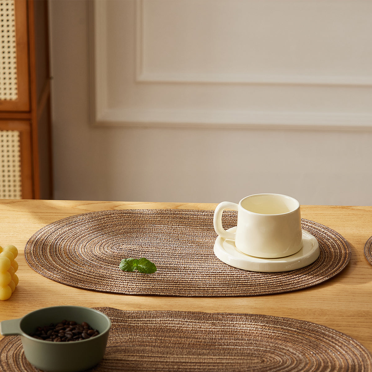 4-teiliges Set ovale Baumwoll-Tischsets, rutschfest, geflochten, waschbar, ideal für Esszimmer und Küche