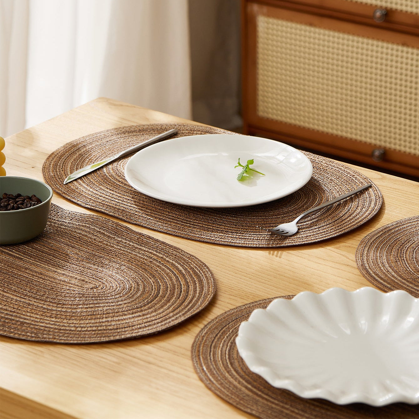4-teiliges Set ovale Baumwoll-Tischsets, rutschfest, geflochten, waschbar, ideal für Esszimmer und Küche