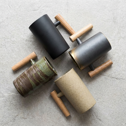 Kaffeebecher aus Steinzeug mit Holzgriff