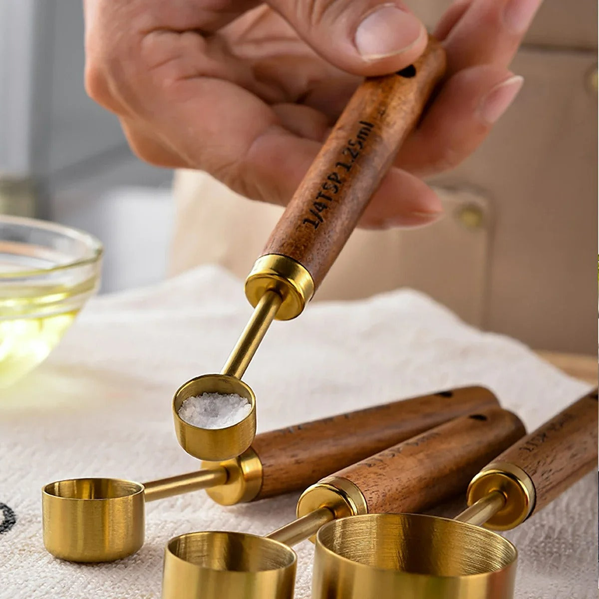 8-teiliges Edelstahl Messbecher- und Löffel-Set mit Holzgriff – Präzises Backen und Kochen